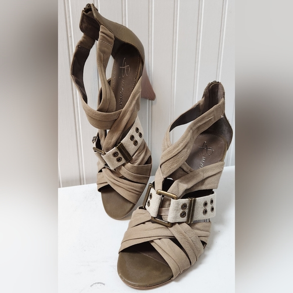 B Makowsky Ruched Saffron Stone Leather Stack Heel Sandals 9.5 EUC - Picture 5 of 9